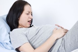 Боль в животе - одна из причин преждевременных родов